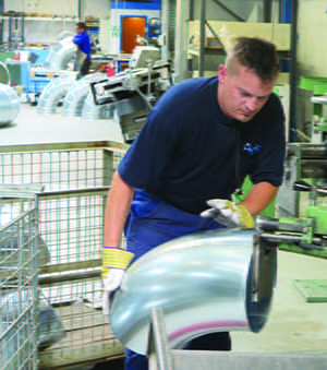 worker manufacturing bend at Nordfab Europe